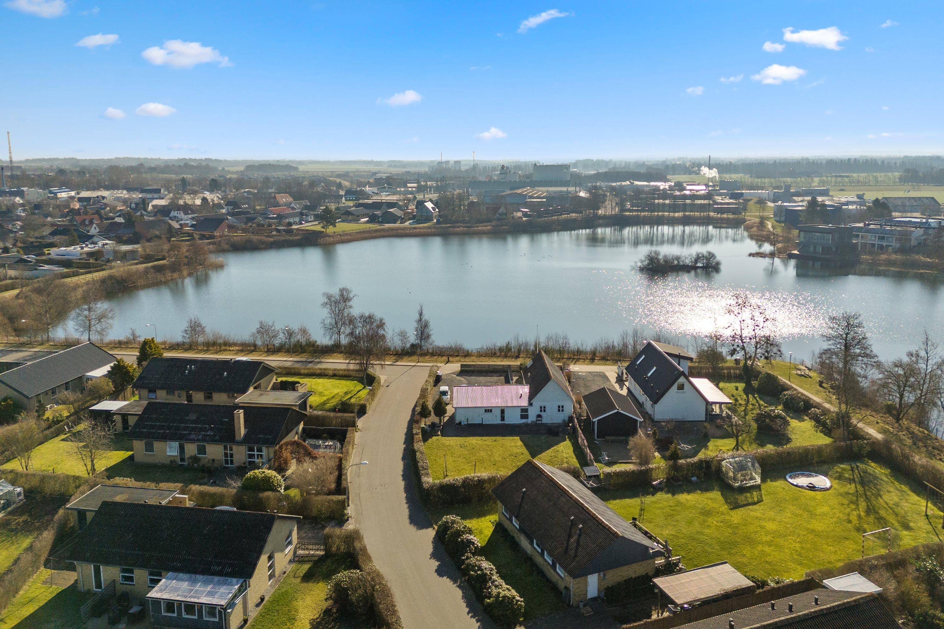 Familievenlig villa med skøn beliggenhed nær søen i Aabybro