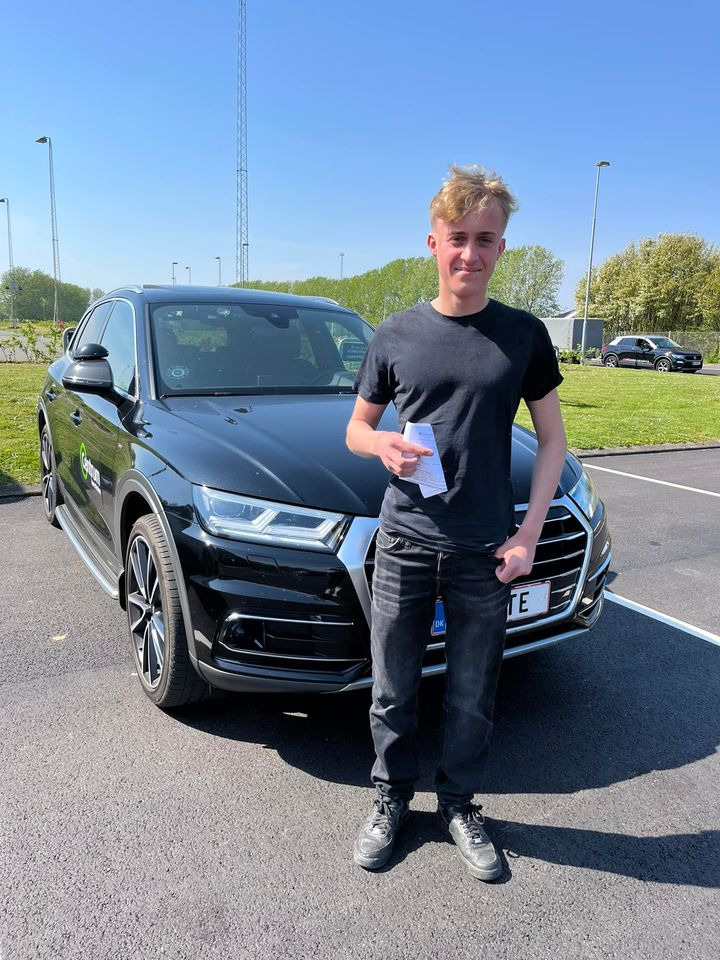 Mikkel består køreprøve efter intensivt 10-ugers kursus