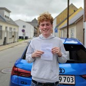 Asger fik kørekort efter en hyggelig tid på køreskolen