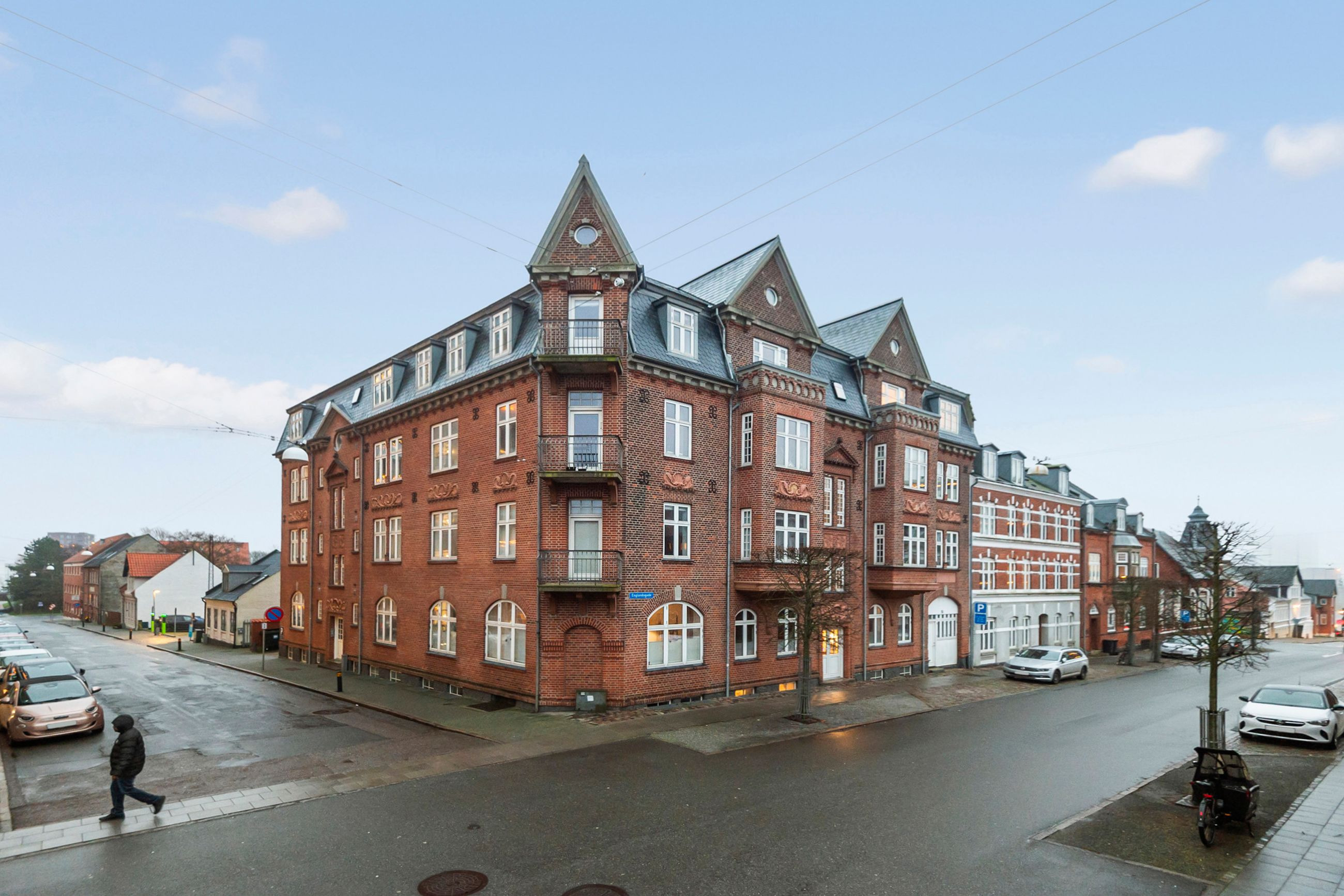 Totalrenoveret og rummelig by lejlighed med altan og parkering – midt i Esbjerg