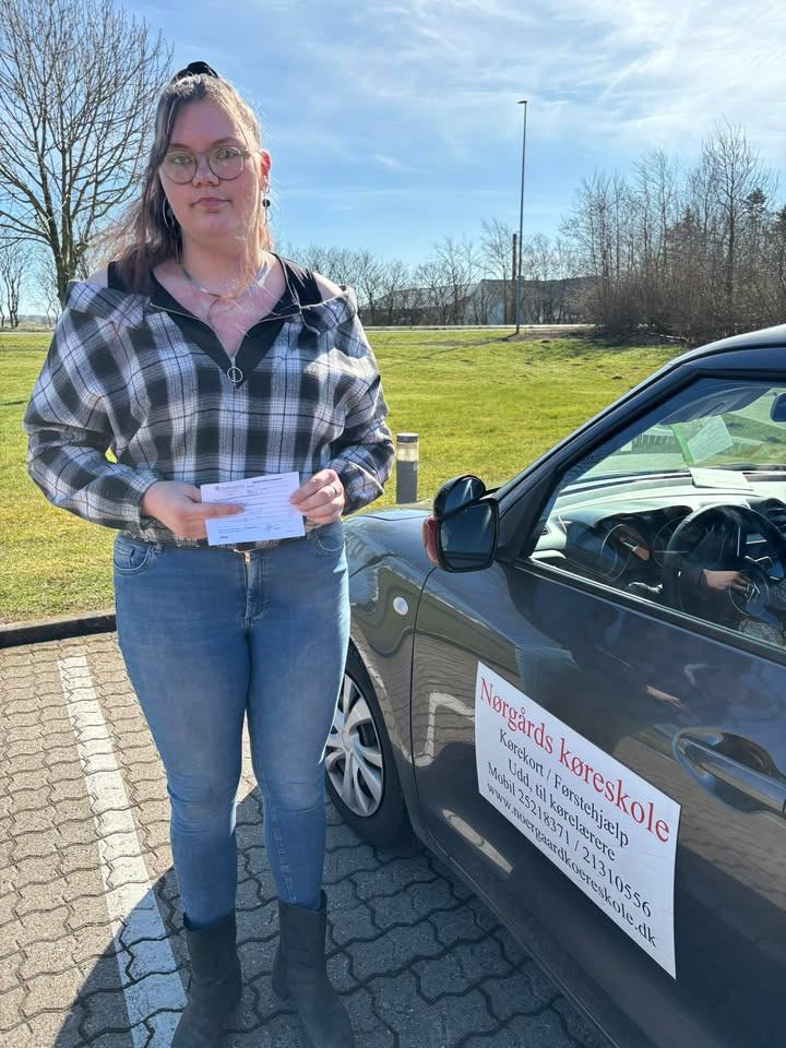 Nørgaards Køreskole fejrer Johanne som nyudklækket bilist
