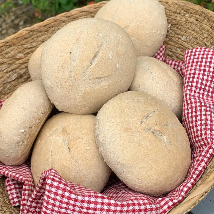 Friskbagte boller og kage hos Fru Hansens Butik & Café - bestilling muligt for afhentning