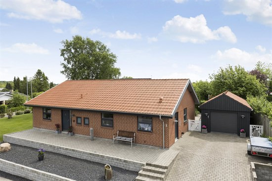 Til salg hos danbolig Randers: Velholdt etplansvilla med skøn gårdmiljø