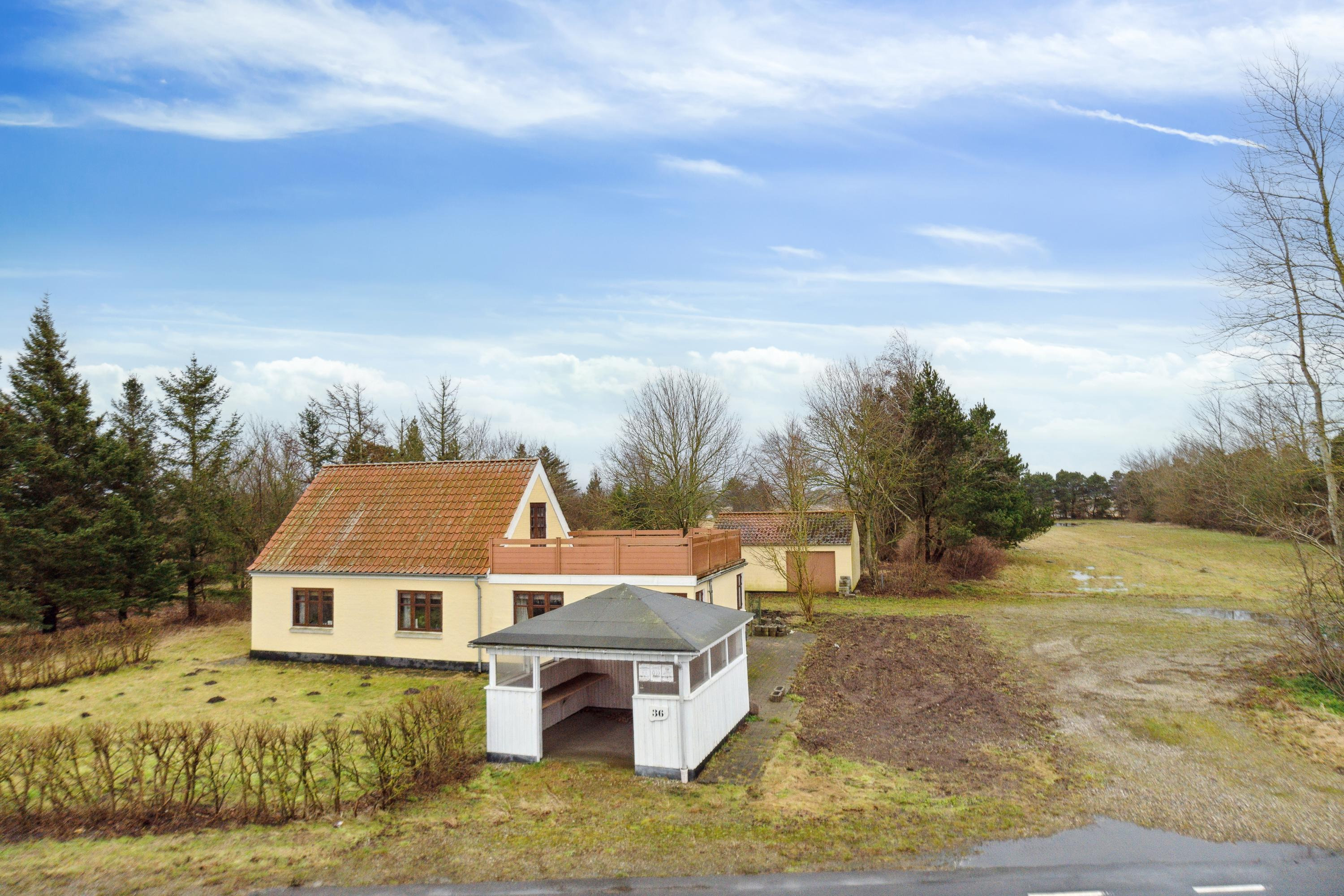 Hyggelig villa med vejbod til salg af jordbær og grøntsager