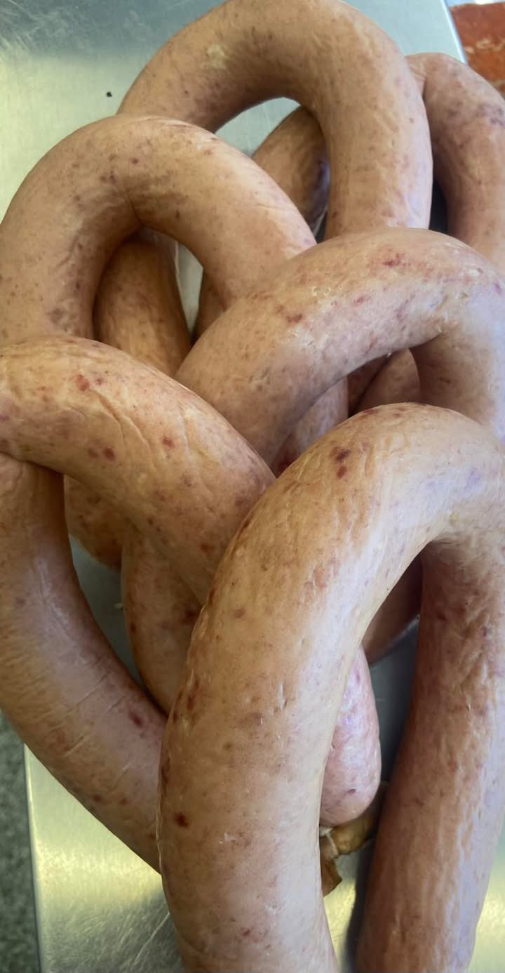 Elling Slagterforretning præsenterer nyrøgede medister og Læsøpølse som smagsprøve