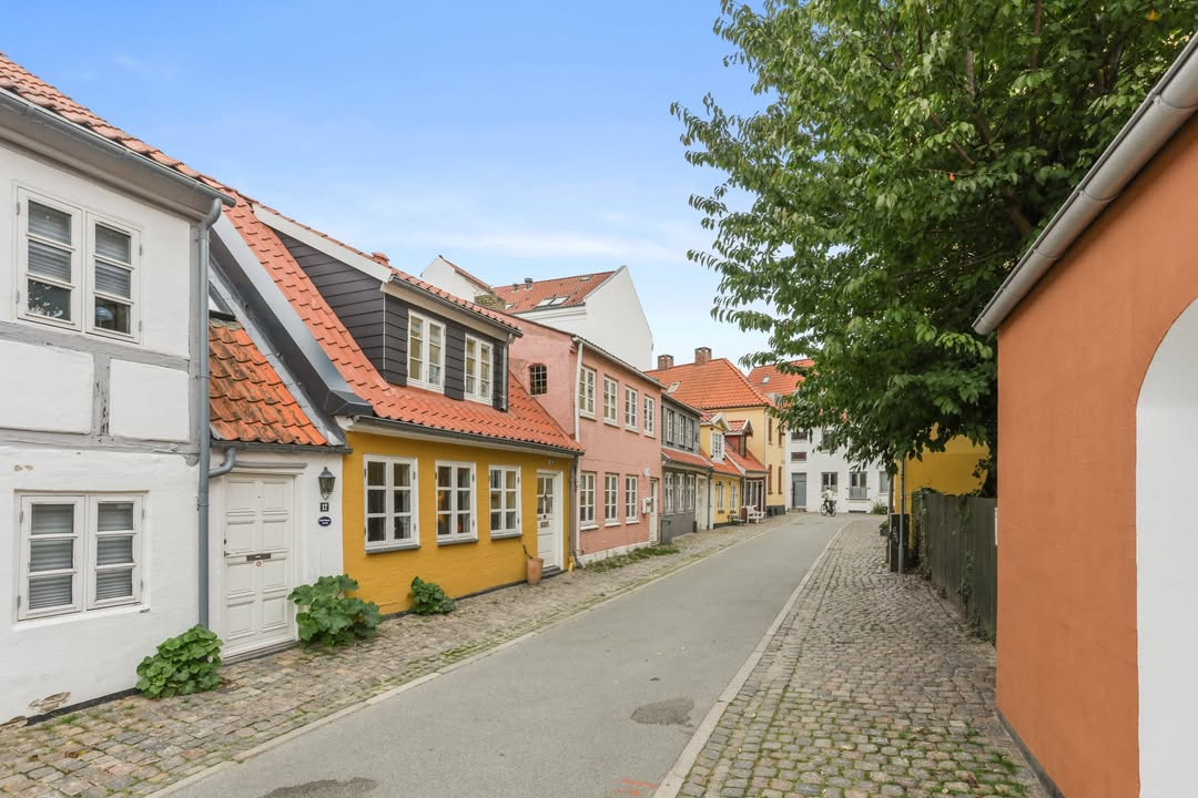 Mæglerhuset Aalborg præsenterer charmerende byhus i centrum til ny pris
