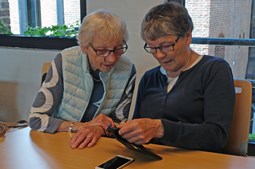 IT-hjælp og håndarbejdsglæde på Holstebro Bibliotek