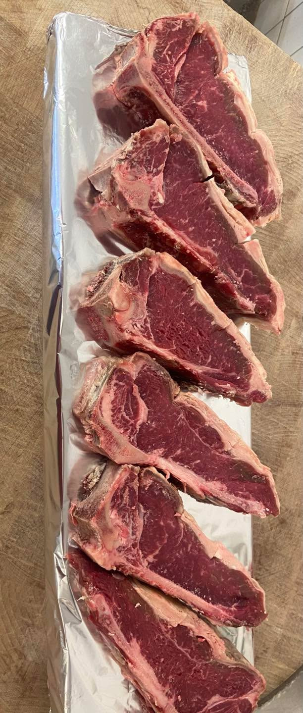 Elling Slagterforretning tilbyder saftige ungkvægskoteletter og dagens varmeretter