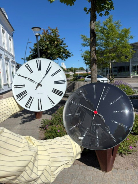 Nyt Syn Brøndum Jeppesen har fået Arne Jacobsen-ure i butikken