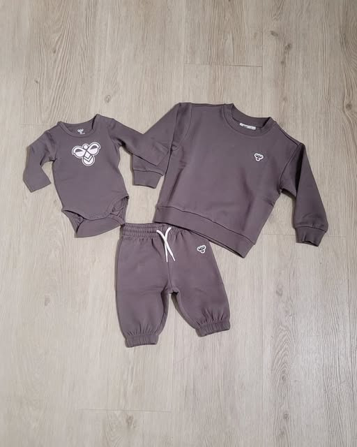 Børneshoppen Brønderslev viser Hummel-joggingsæt i efterårsfarver