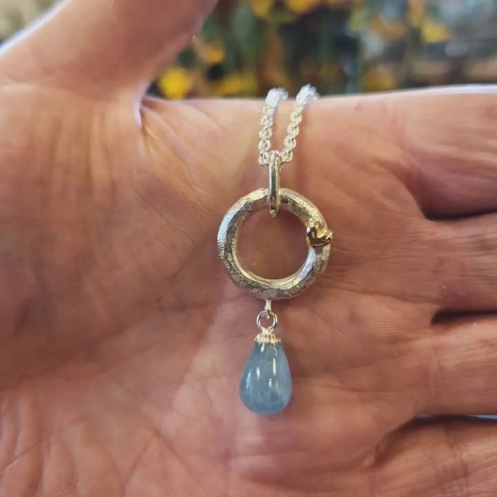 Guldsmed Ø fremviser elegante sølvsmykker med farvede sten