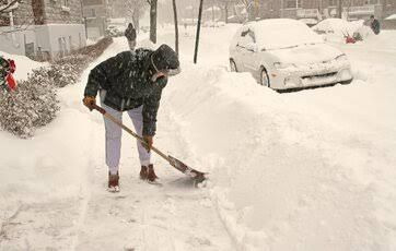 Fysioterapien Lund giver gode råd til at undgå skader ved sneskovling i weekenden