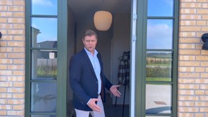 Ejendomsmæglerfirmaet Thomas Risager A/S tilbyder særpræget, nybygget villa i Hjørring