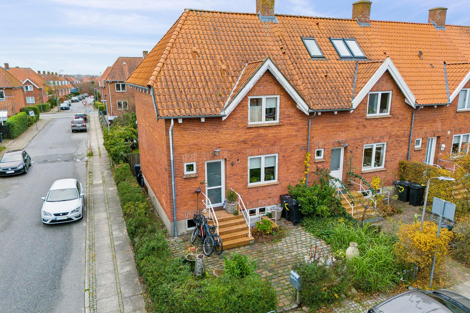 Til salg hos Ejendomsmæglerne Hansen & Thoft: Enderækkehus med dejlig have i Hasseris