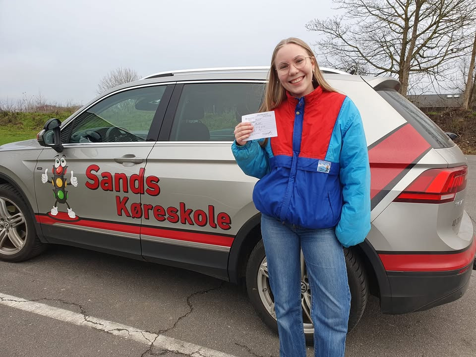 Sarah Hejslet Jørgensen imponerer med tidlig julegave hos Sands Køreskole