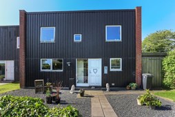 Mæglerhuset: Ny pris på lyst rækkehus i naturskønne omgivelser i Vestbjerg