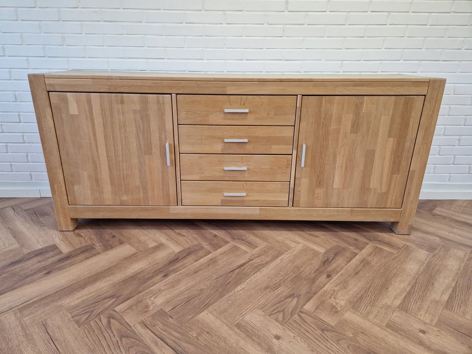 Hovelind Møbler tilbyder afhentningstilbud på velholdt egetræsskænk