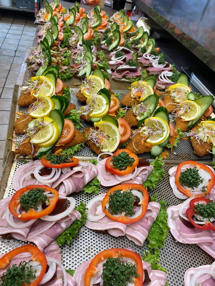 Havnens Fisk Øster Hurup annoncerer fredagstilbud med smørrebrød til kampdag