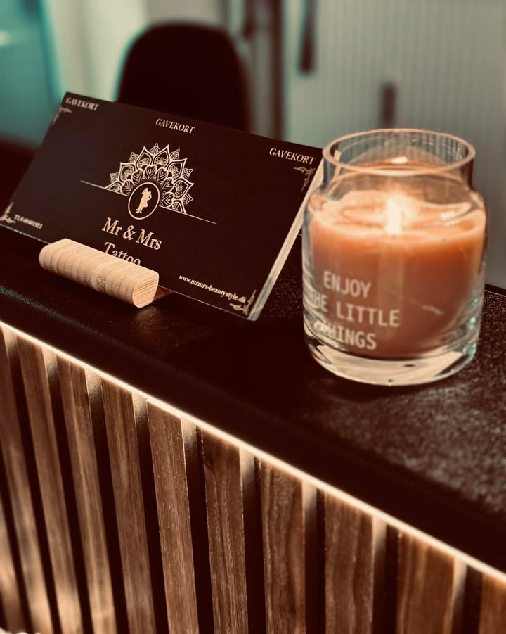 Mr. & Mrs. Tattoo sætter adventsgavekort på spil