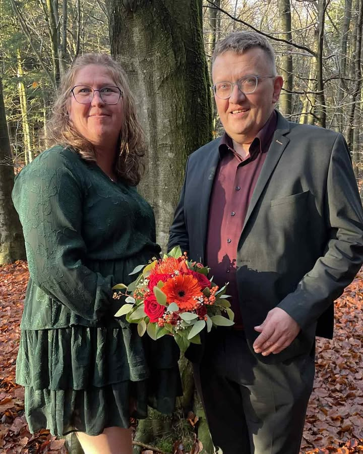 Smykkedesigner Helga Winther hylder par med specielle vielsesringe ved efterårsbryllup