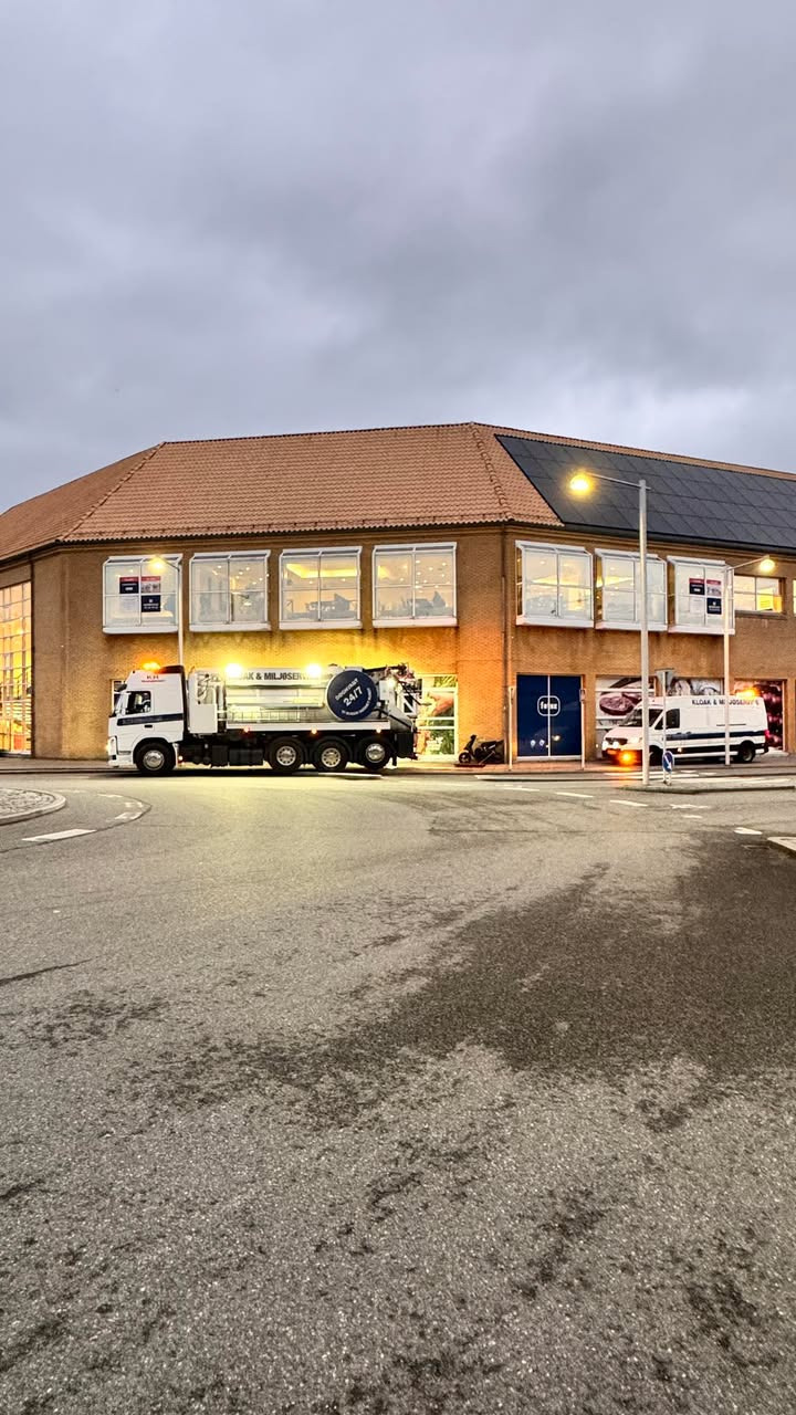 Skive Kloak & Miljøservice til undsætning: Fedtstop fjernes hos Føtex i Skive