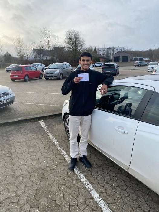 Sajed bestod sin køreprøve hos Kenneth Sand Køreskole