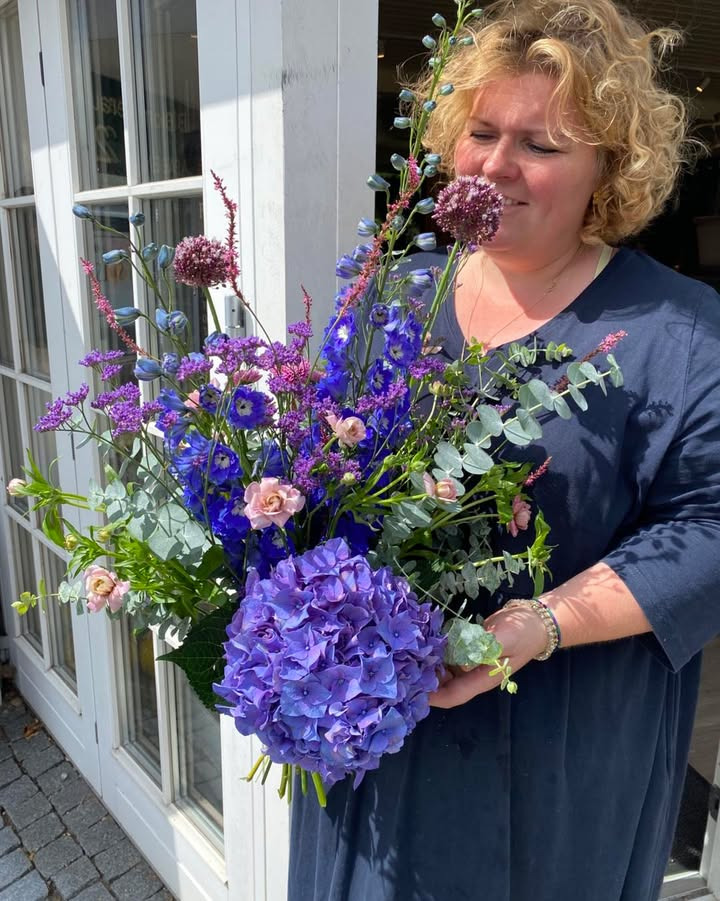 Florist Pernille DB takker for en skøn uge og annoncerer normale åbningstider fra tirsdag