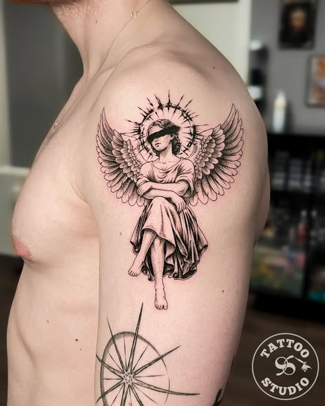 Tattoo Studio 96 præsenterer en intens black & grey komposition med blinde englevinger