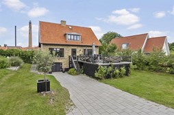 Pragtfuld stor villa i attraktivt kvarter nær stranden på stor grund.