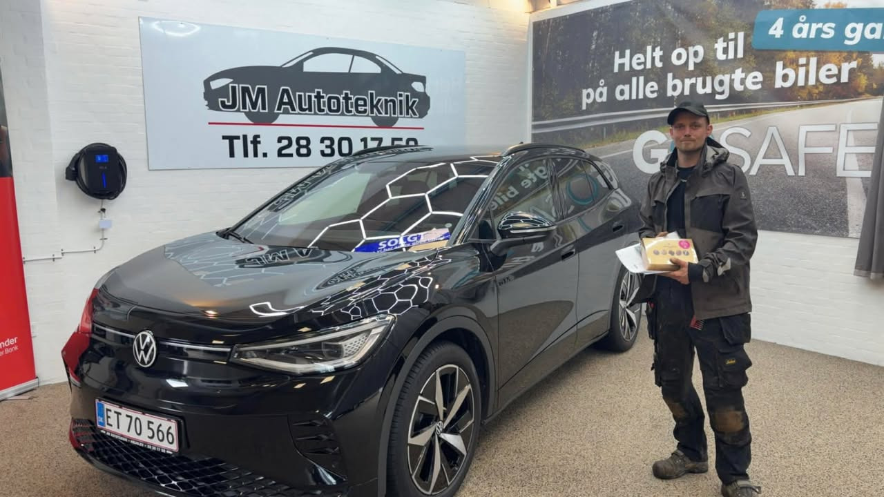 JM Autoteknik overdrager ny bil til Jonas og Pernille fra Skive