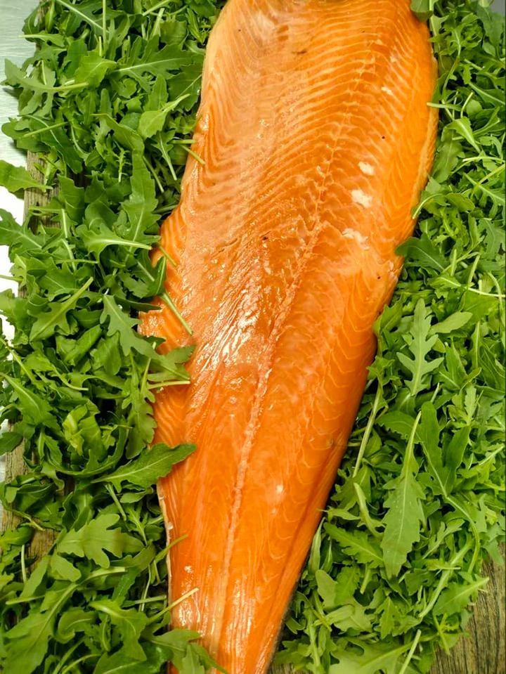 Kun tre hele sider hjemmelavet røget laks til salg hos Meny Hjerting for 199,95 kr.