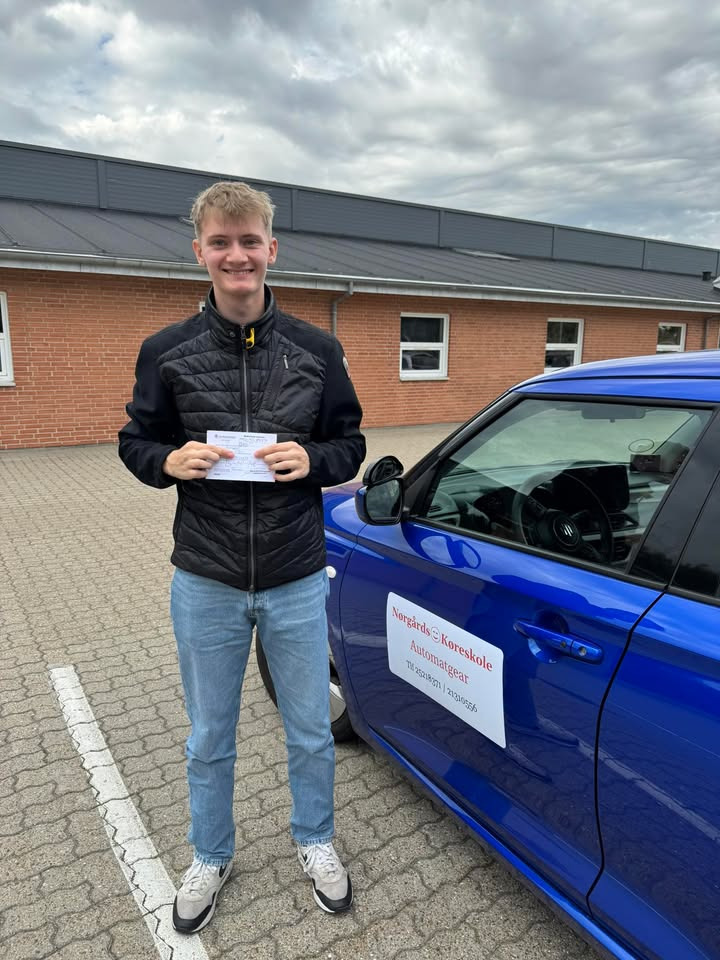 Nørgaards Køreskole fejrer Antons nye kørekort i Pandrup