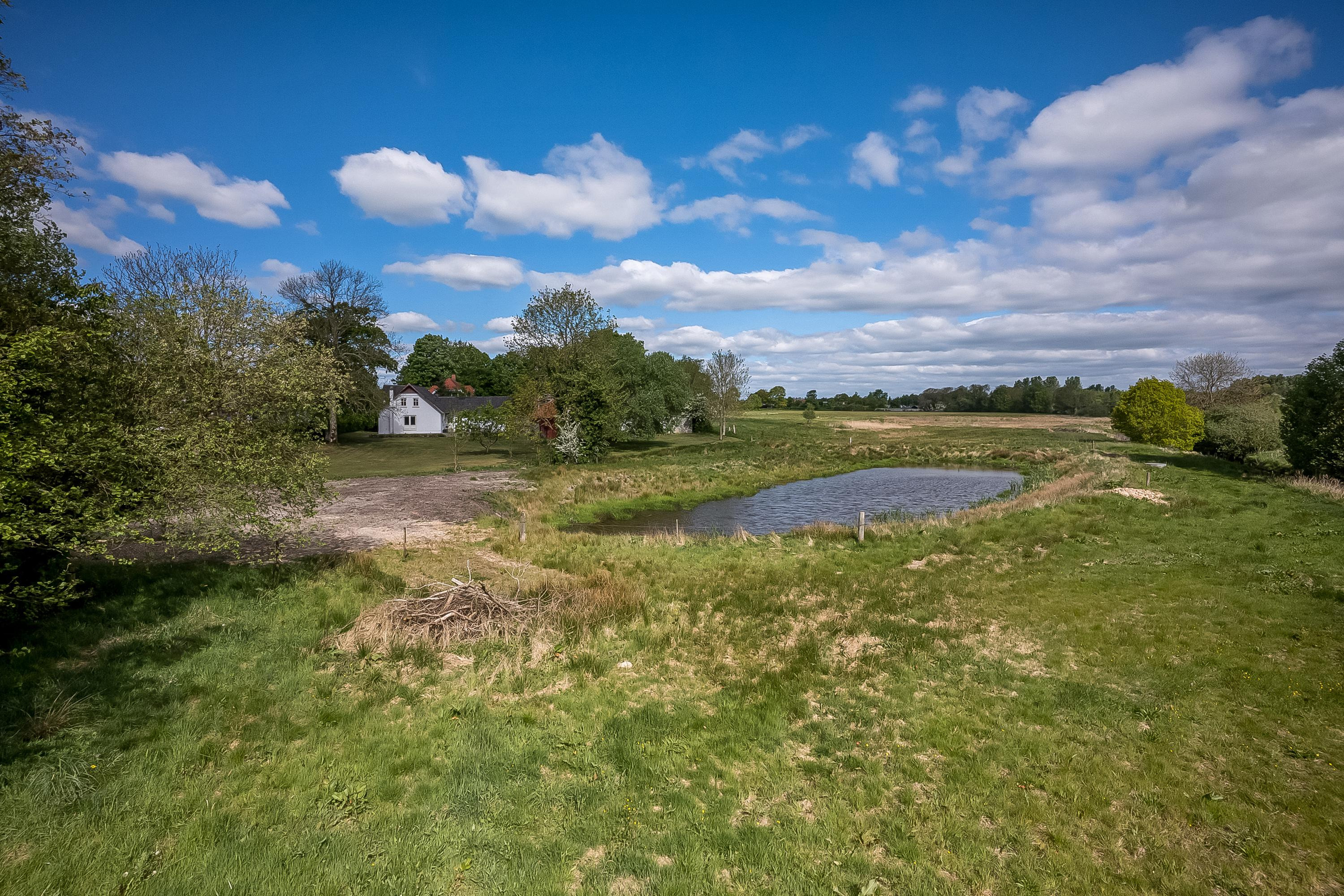 Charmerende landejendom med moderne komfort og naturskøn beliggenhed ved Herningsholm Å