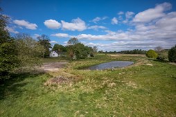 Charmerende landejendom med moderne komfort og naturskøn beliggenhed ved Herningsholm Å
