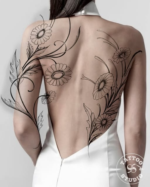 Tattoo Studio 96 præsenterer elegant floral design af Elnur til ryggen