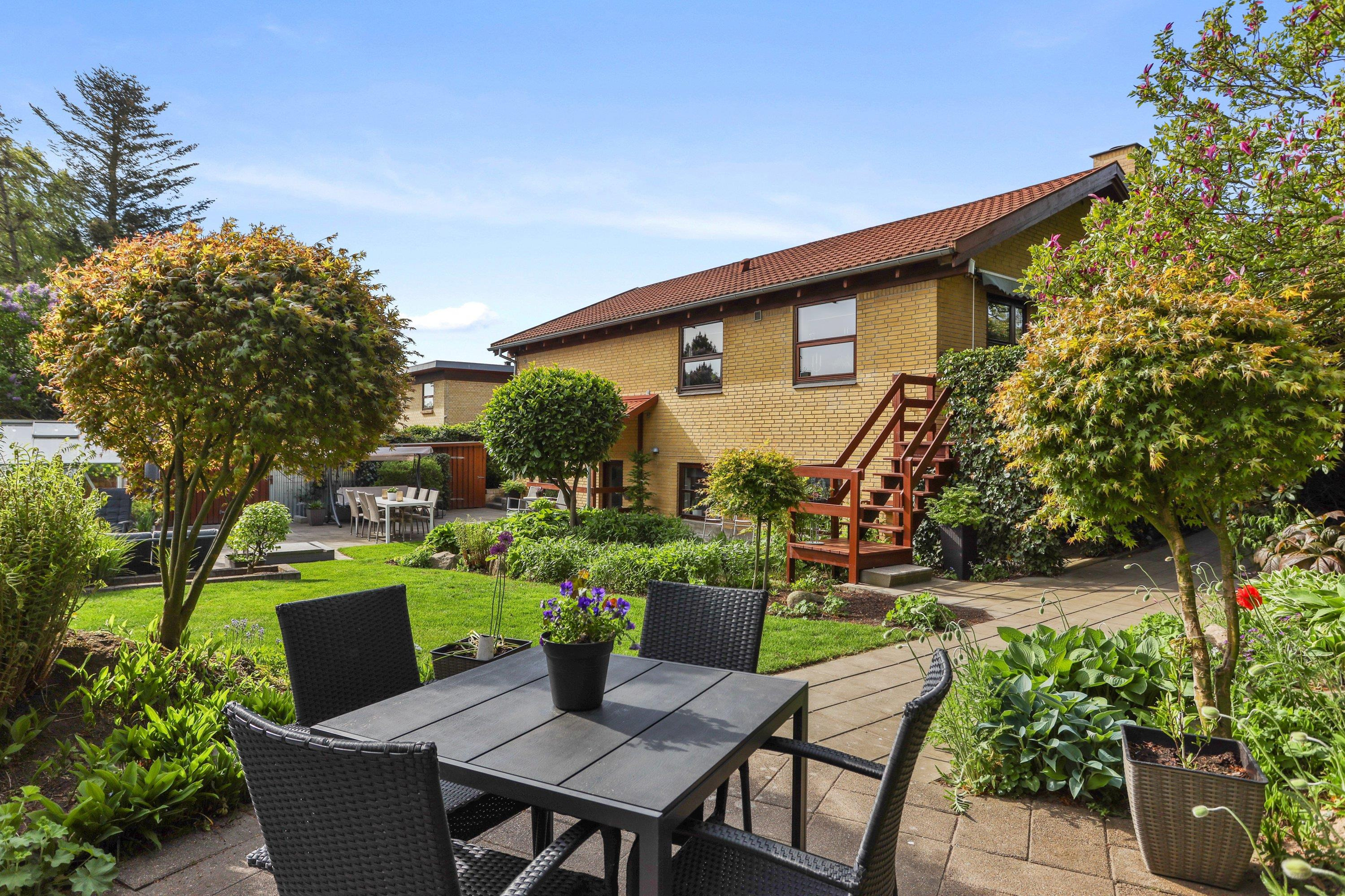 Velholdt villa med god kælder og fantastisk udemiljø