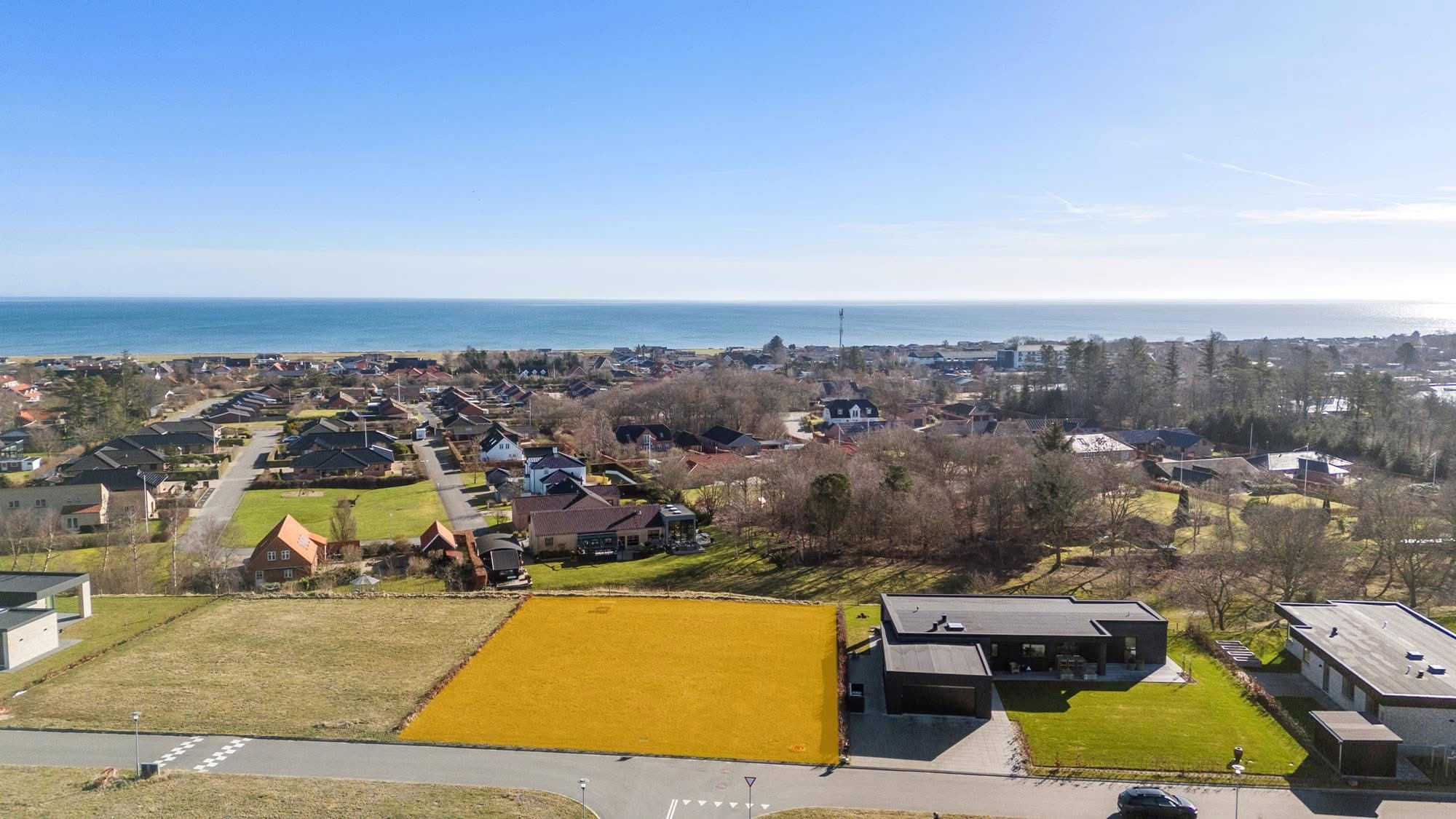 Mæglerhuset Sæby tilbyder sjælden byggegrund med betagende havudsigt i Sæby