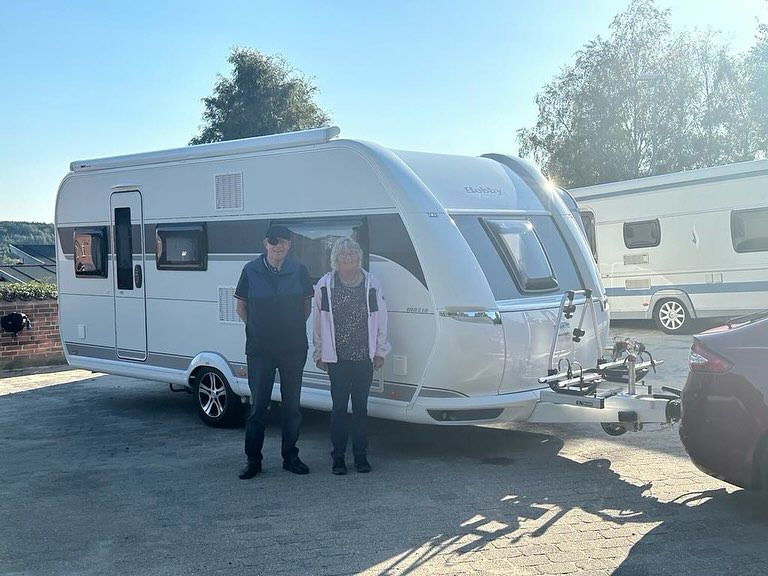 Hinshøj Caravan leverer biler: Fem Hobbyer og to Fendt klar til nye ejere