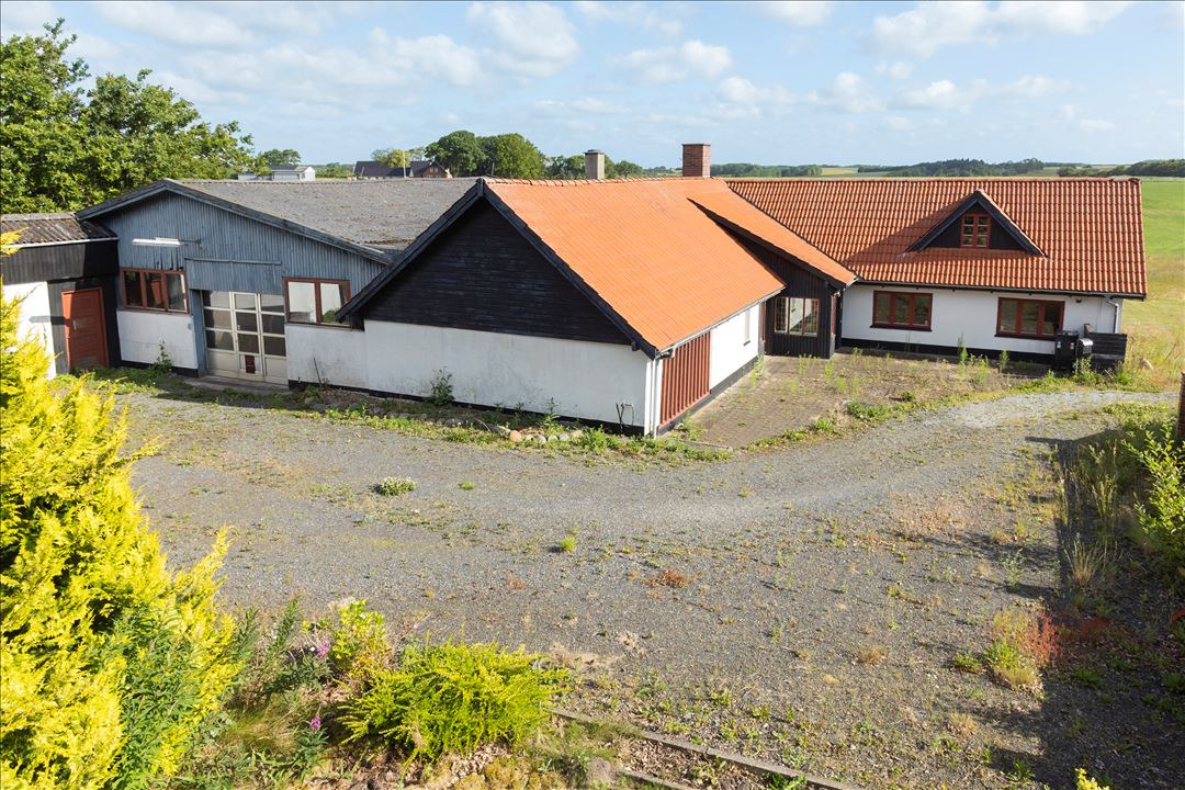 Plads til familieliv og projekter – tæt på by og natur