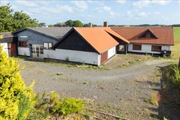 Plads til familieliv og projekter – tæt på by og natur