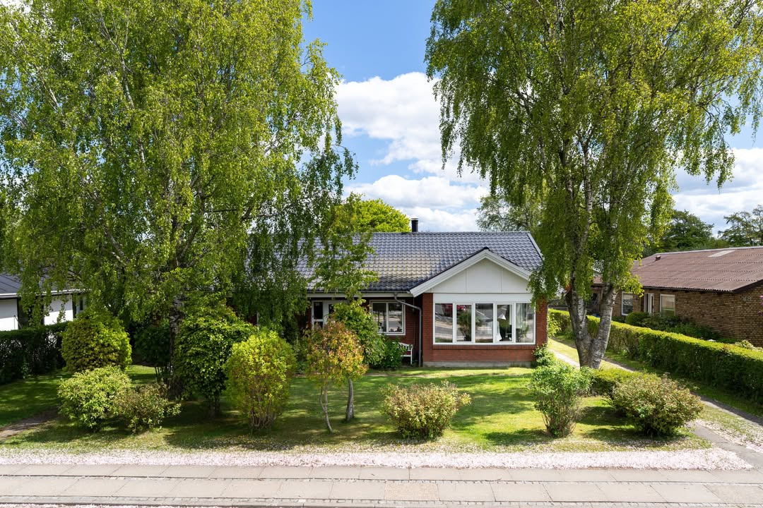 Mæglerhuset præsenterer familievenlig villa med privat have i Biersted