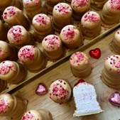 Chokolet Bon Bonnieren introducerer mors dags flødebollen med hindbærskum og dulcey chokolade