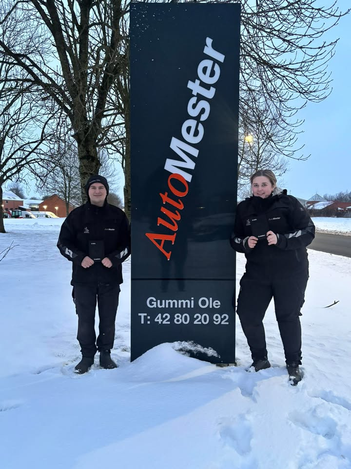 GUMMI-OLE fejrer to nye mekanikersvende i teamet