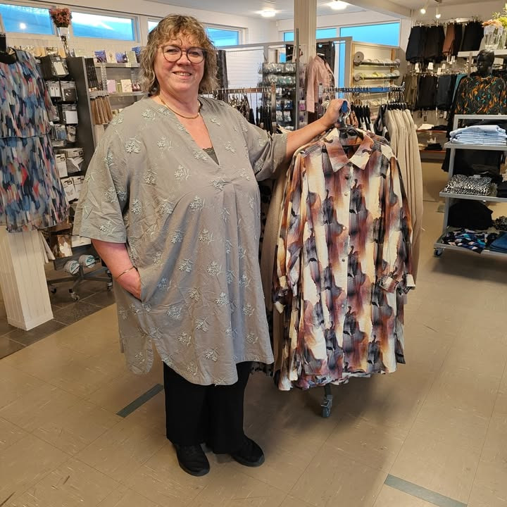 Nyhed fra Elins Butik: Elegant tunika fra CISO og farverige undertrøjer fra Tim & Simonsen