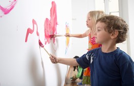 Nu kan du tegne på væggene på Vejle Kunstmuseum