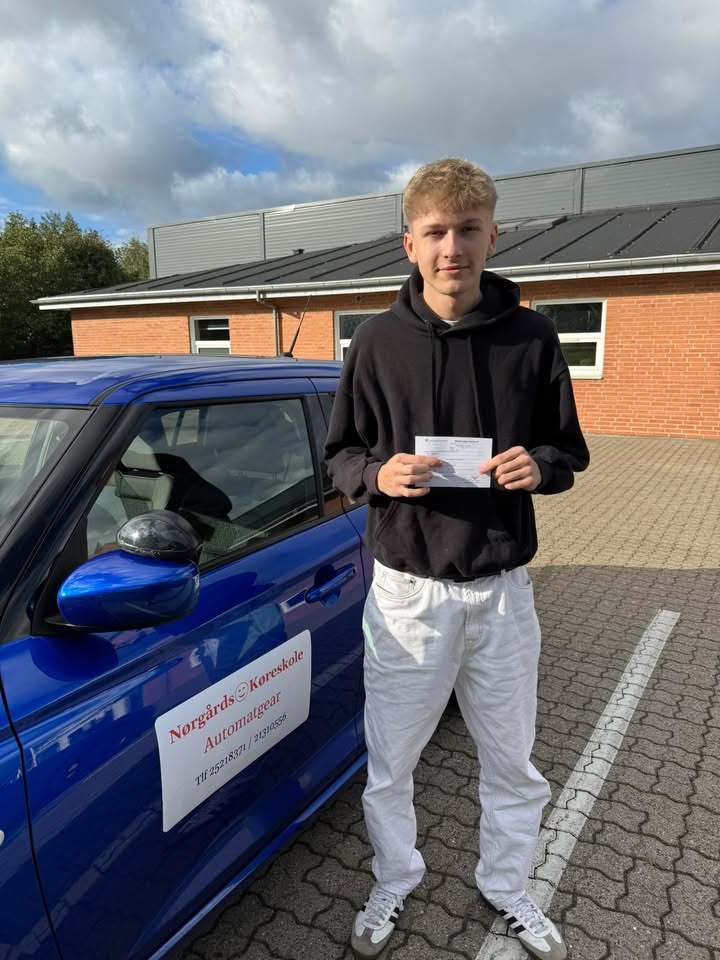 Nørgaards Køreskole fejrer Lukas Madsens beståede køreprøve