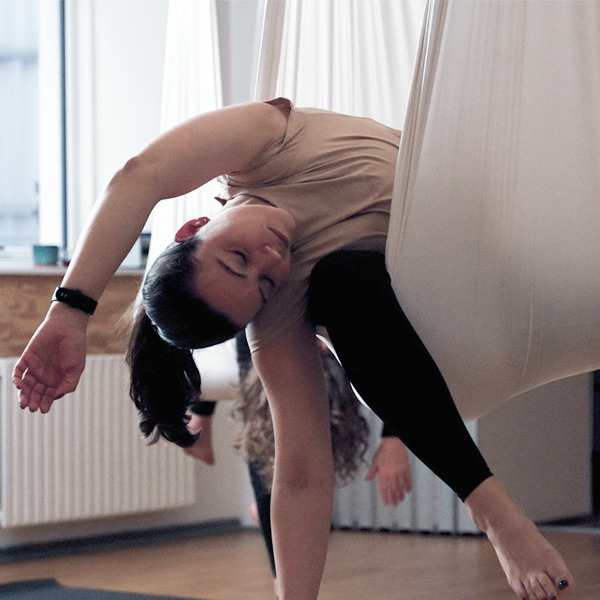 Fokus Folkeoplysning inviterer til aerial yoga for styrke og smidighed i luften