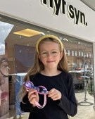Thea er klar til sommerferie med nye briller fra Nyt Syn Støvring ApS
