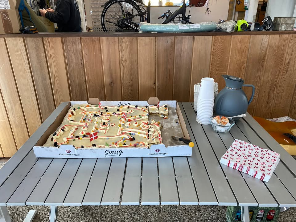 Møllers Cykel Shop fejrer solskinsvejr med kaffe, kage og masser af elcykler
