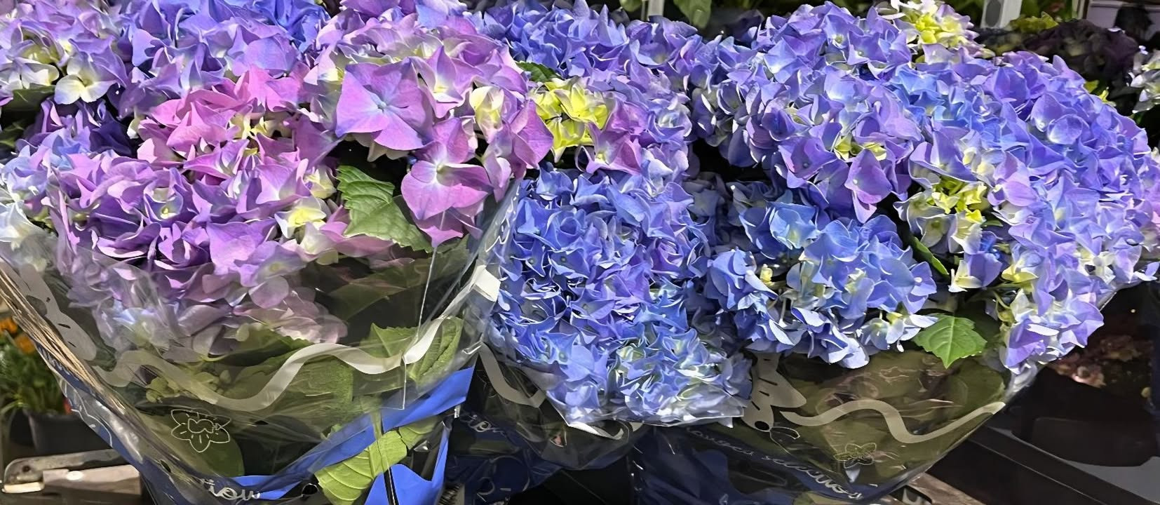 Flore Vida holder selvbetjeningen åben med friske buketter på Kristi himmelfartsdag